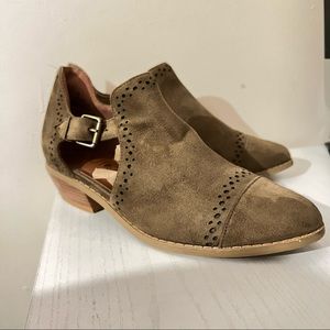 Boutique by corkys solo boots size 7 in olive color